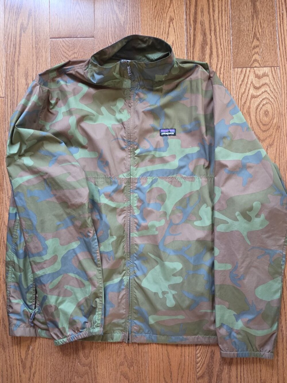 XL Patagonia lightweight camo full zip windbreaker